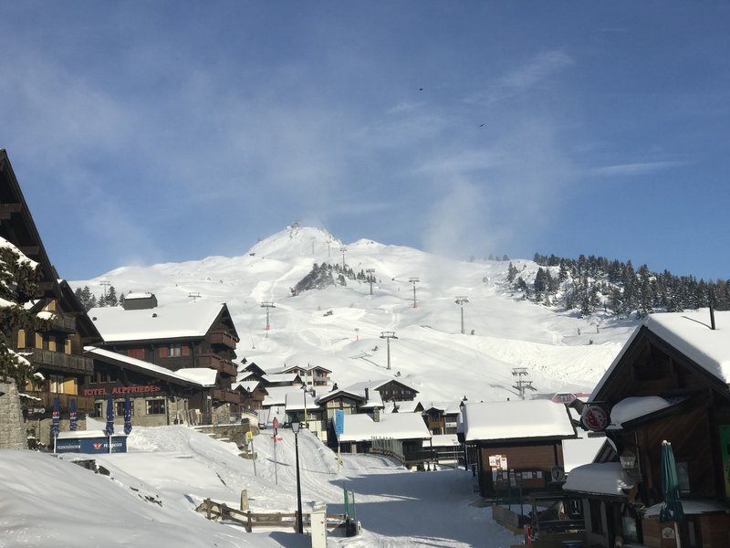 Im Sektor Schönbiel / Wurzenbord wurde gegen Abend mit dem verstossen der Schneehaufen begonnen