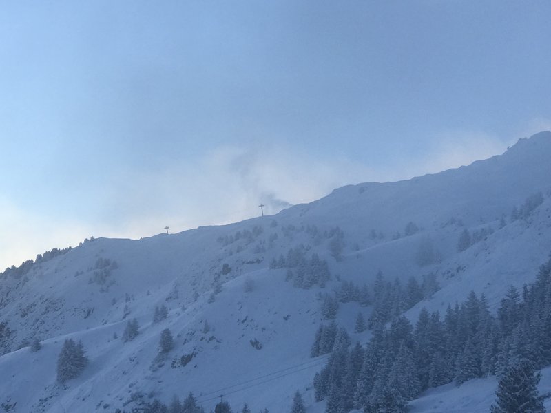 Nun wird im Bereich Hohfluh und Riederfurka beschneit