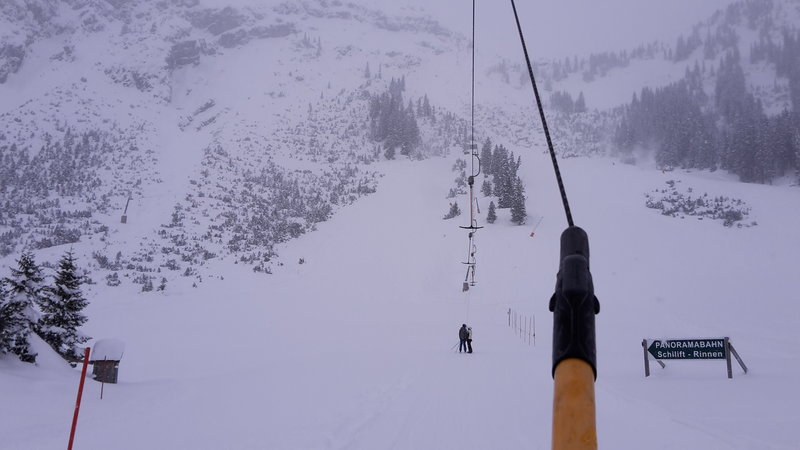 Im Thanellerkarlift. Auch noch Dauerfeuer aber dazwischen ließ es sich gut fahren.