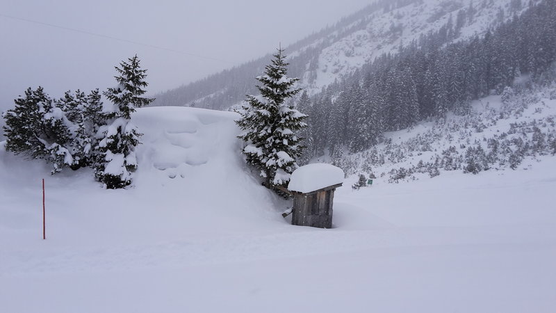 Häusl an der Piste? :-) Mit Schneehaube