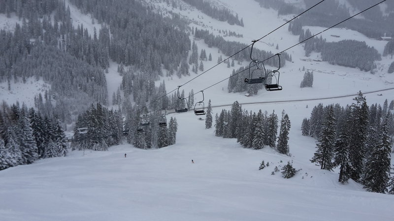 Steilhang zur Talstation. Alle Pisten am Rastkopf haben aussschließlich Naturschnee. Eine Schneeanlage gibt's hier drüben (noch) nicht.