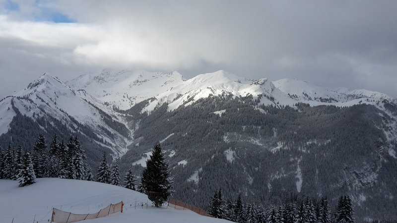 Zwischenzeitlich gabs auch mal ein paar blaue Löcher - leider nicht von Dauer.