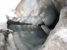 Eine Gletschermühle. Da gehts ganz gut hinunter, 10 Meter mindestens