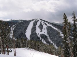 Man sieht schon an den Trassen - durchaus steile Abfahrten!