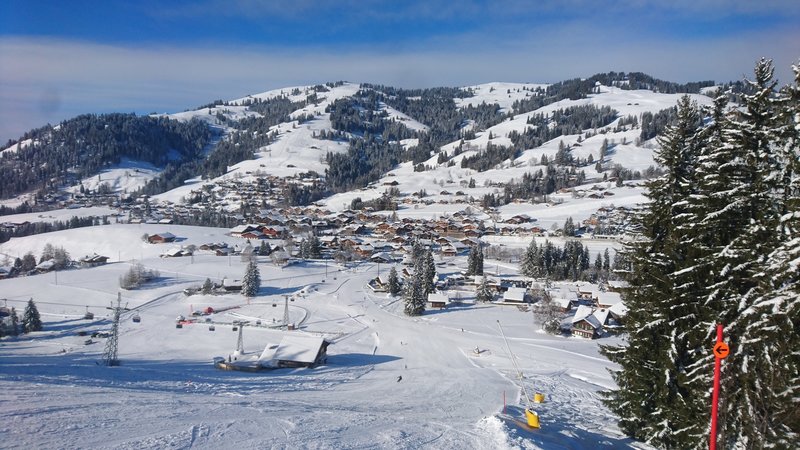 Schönried tief verschneit :). Piste des Tages: rote direktvariante am Horneggli. Eisfrei, Griffig, Super zum fahren. Meine armen Oberschenkel :D .
