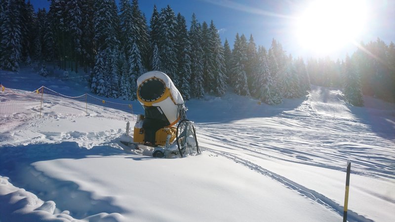 Wieder mal eine TF10. Im gesamten Gebiet stehen seit heuer unzählige Dinger rum. In den tieferen Skigebietsteilen liefen überall noch Kanonen und Lanzen.