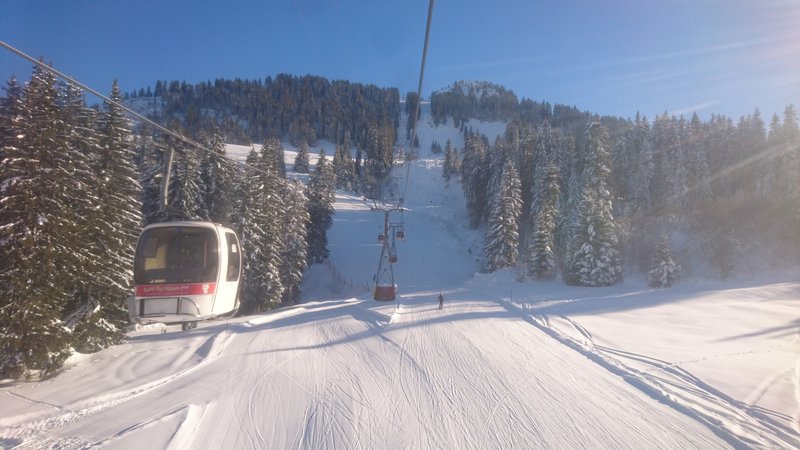 Wieder Schepperkistenbahn, sonst komm ich nicht an die Oeschseite rüber. <br />Echt übel, bei den Niederhaltern öffnen teilweise die Türen von selbst. <br />Am Ostermontag gebe ich einen aus, wenn das Ding endlich in den Ruhestand darf.