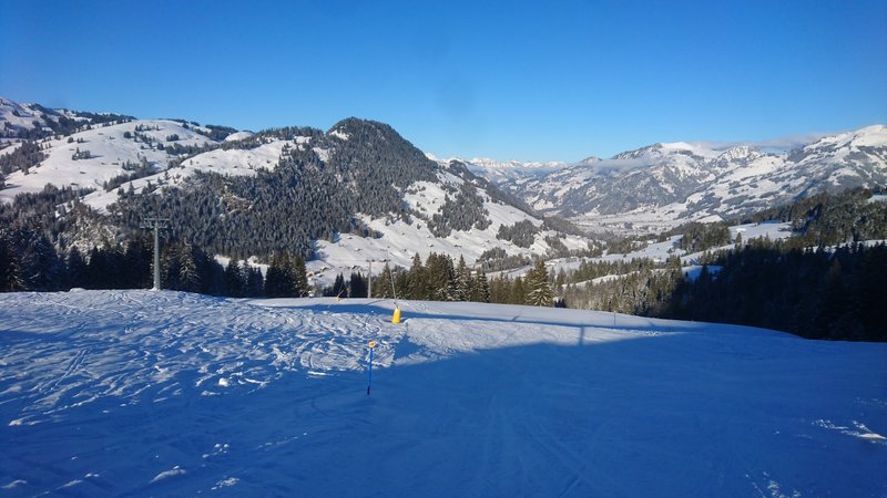 Blick runter zur Oeschseite. Wunderbare Pisten. Wärs doch nicht nur so schattig...