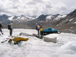Forschungsgeräte am Schwarzkögele. Mit dem Skidoo wird oft herumgefahren (Zeitersparnis, Sicherheit) um die Pegelstangen zu kontrollieren und die Firnschächte zu buddeln.