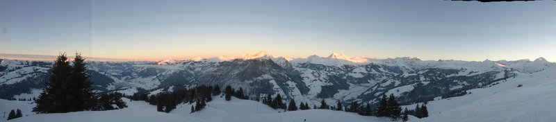 Pano wenig später am Ostgrat mit Blick auf die noch Sonnenbeschienen Berge der anderen Talseite