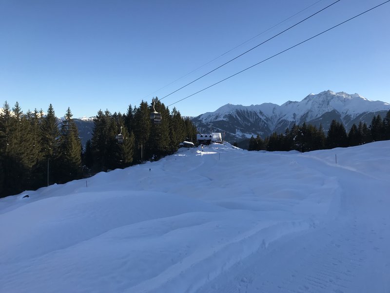 Und in diesem Dezember kann man auch bis zur Hütte auf den Skis