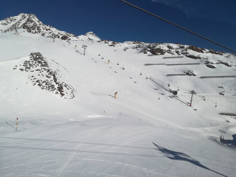 Bereits am Tiefenbachgletscher. Hier die 6KSB Seiterkar + Piste