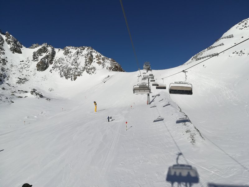 Obwohl ich keine Foto's habe, sollte ich noch etwas zum Seiterjöchl sagen: es war dort wirklich super, mit Abstand am Besten im ganzen Gebiet. Da der SL im Schatten liegt, waren dort noch nichtmal 10 Leute unterwegs. Dazu war die Piste perfekt griffig und schön hart.