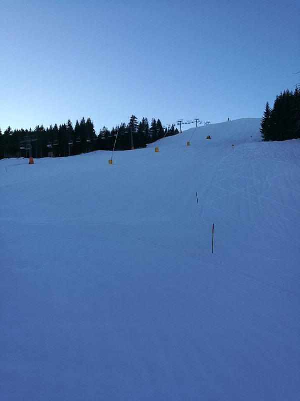 Blick auf den (noch) schattigen Schlussgang der Herrenabfahrt und den 4er Kitzlahner