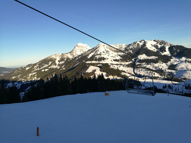 Rückblick aus dem Kitzlahner Sessel auf die Herrenabfahrt und den Wendelstein