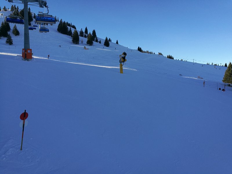 Oberster Teil. Ich verstehe nicht ganz warum man hier eine so lange Traverse eingebaut hat und die Piste nicht etwas früher noch links abknicken lässt. Zudem wäre eine weitere Pistenvariante unterhalb der Lifttrasse noch toll.
