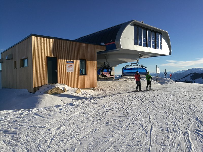 Blick auf die Bergstation bei Traumwetter