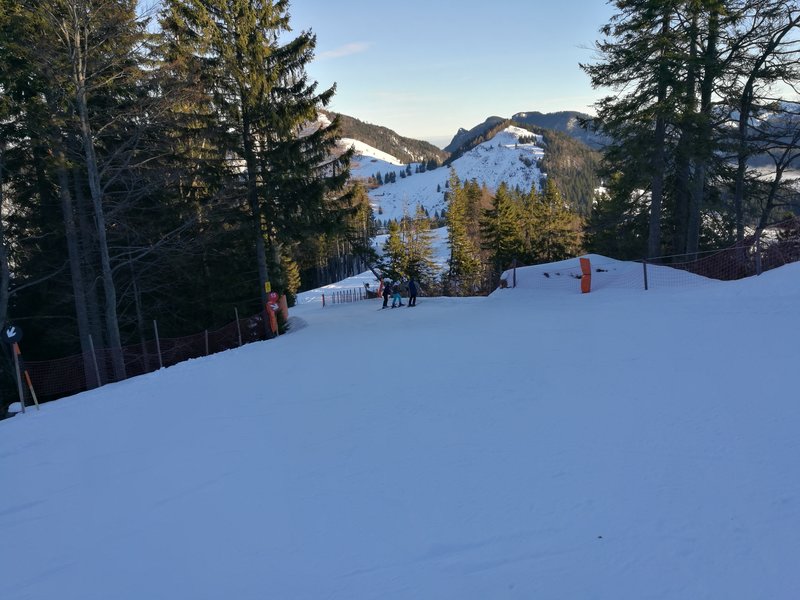 Blick auf die Steilhangumfahrung. Seit der Verbreiterung vor ein paar Jahren auch eine attraktive Variante um zur ersten 3er Sesselbahn Deutschlands zu kommen