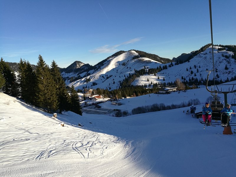 In der Schöngratbahn mit Blick auf den 1A zu fahrenden Schlusshang und den vergrößerten Parkplatz am Oswaldlift im Hintergrund