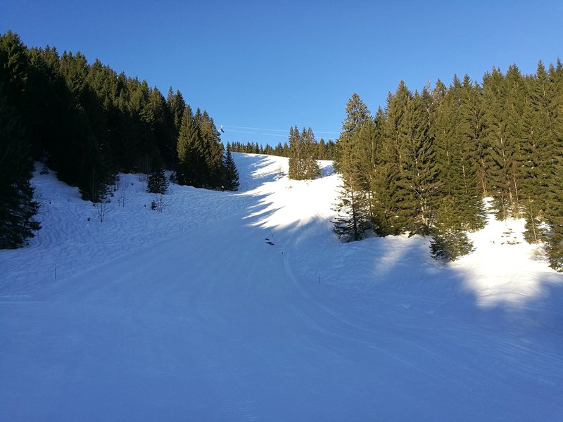 Die Weiße Perle. Durch das vergangene Tauwetter hat sich hier ein kleiner Graben geöffnet, der aber gut sichtbar abgesperrt/makiert war