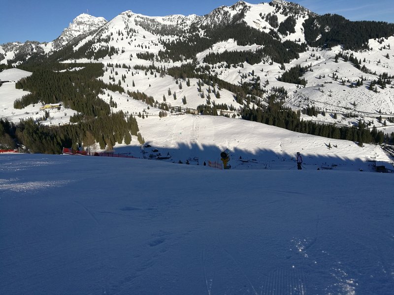 Blick in die andere Richtung. Oben der Wendelstein, unten die Wedellifte