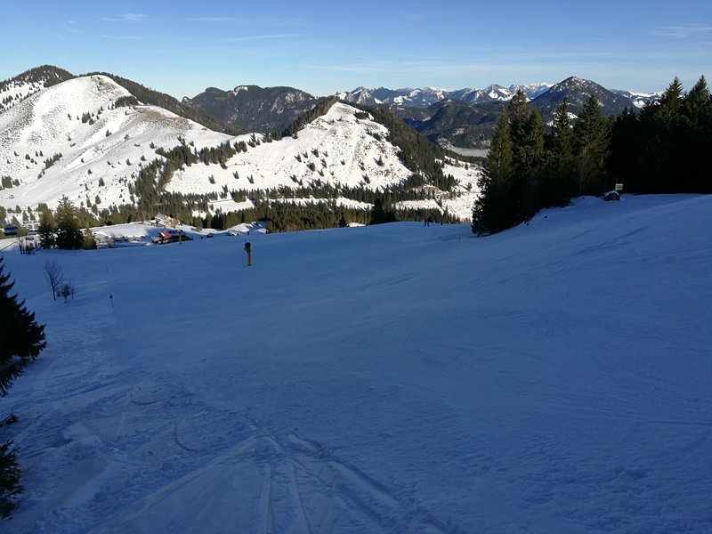 Blick auf die mittlerweile fast menschenleere Sudelfeldkopfabfahrt in der unteren Hälfte.