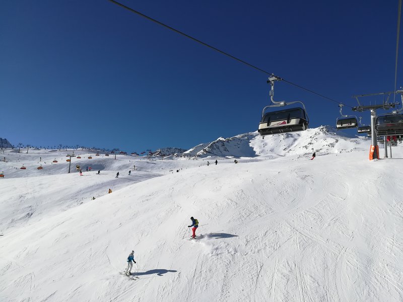 Sprung zum Roßkirpl. Hier waren nur wenige Leute unterwegs und die schwarze Piste eignete sich gut für einige Wiederholungsfahrten