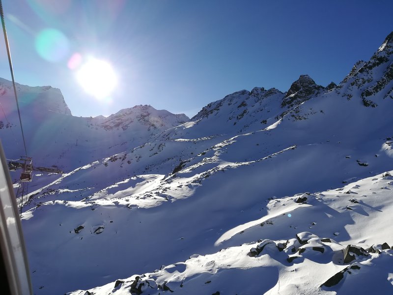 Am Mittag ging es zum Gletscher. Im Winterskigebiet war es wesentlich voller und am Gletscher hatte man seine Ruhe. Es hat sich also gelohnt morgen im Winterskigebiet zu fahren und dann gegen Mittag zum Gletscher zu wechseln. Das einzige negative ist dass die Sonne am Tiefenbach dann bereits verschwunden ist.