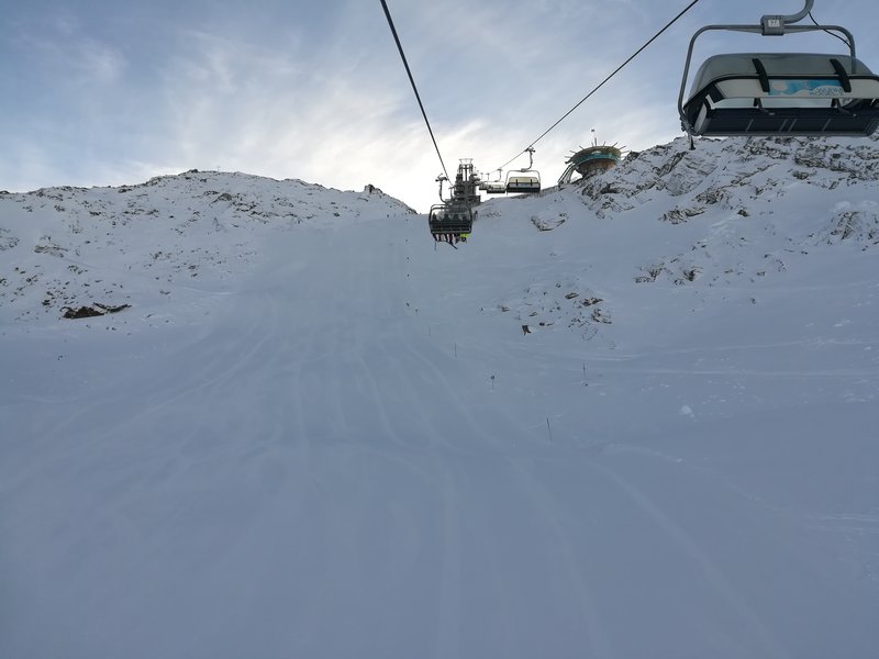 Morgens im Wurmkogel II. Bis 11:00 befindet sich das ganze Hochgurgler Skigebiet noch im Schatten.