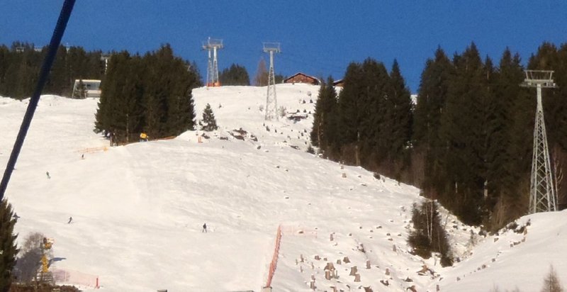 Neue Mittelstation links neben der verbliebenen Baumgruppe