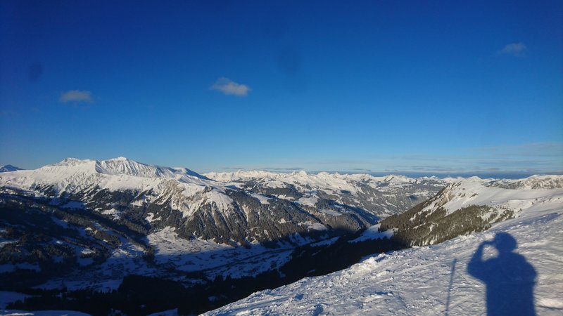 Blick Richtung Zweisimmen. Sogar von hier aus sieht man das grosse Schneebrett am Parwengesattel noch :o