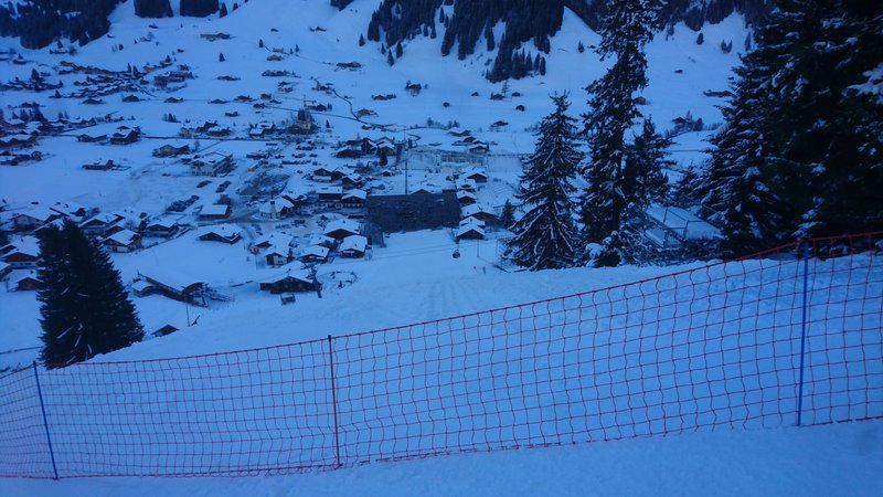 Zielhang. Dort zog sich ein gewaltiger Riss durch die Piste. überall wurde gewerkelt, die Tribüne steht schon ;)