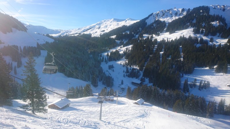 Wieder am Höchsthorn unterwegs. Die rote Piste ist leider extrem hart, teilweise eisig. Schade, die habe ich letzten Winter anders erlebt
