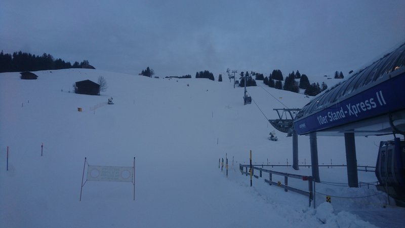 Die Gondeln der 2.Sektion werden schon fleissig garagiert. Gefühlt bin ich der letzte im Gebiet