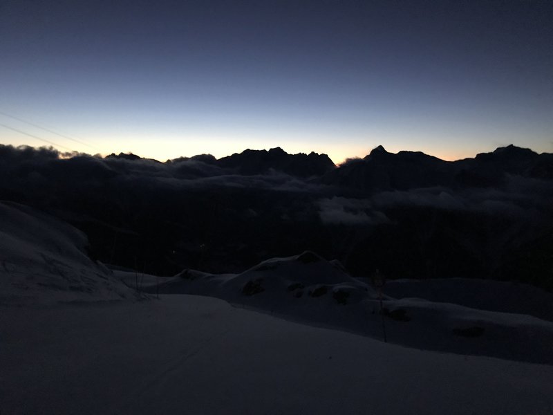 Ab 06:45 sah man langsam die Konturen der Berge