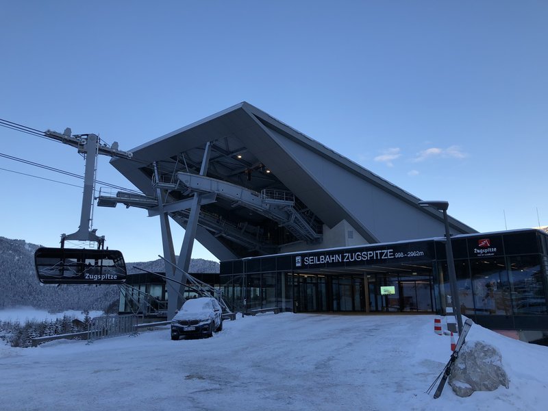 Meine erste Fährt mit der neuen Zugspitzbahn. Respekt! Toller Neubau der Talstation, alles wirkt stimmig und auch recht edel. Oben ist man noch nicht ganz fertig, aber was man erkennen kann wird auch gut. Die Bahn bietet den Gästen eine tolle Aussicht und auch die Kapazität ist dem Andrang angemessen. Vielleicht könnte man im inneren die Kabinen noch ein bisschen freundlicher gestalten, aber das ist eine Kleinigkeit. Sonst wirklich alle Daumen hoch!