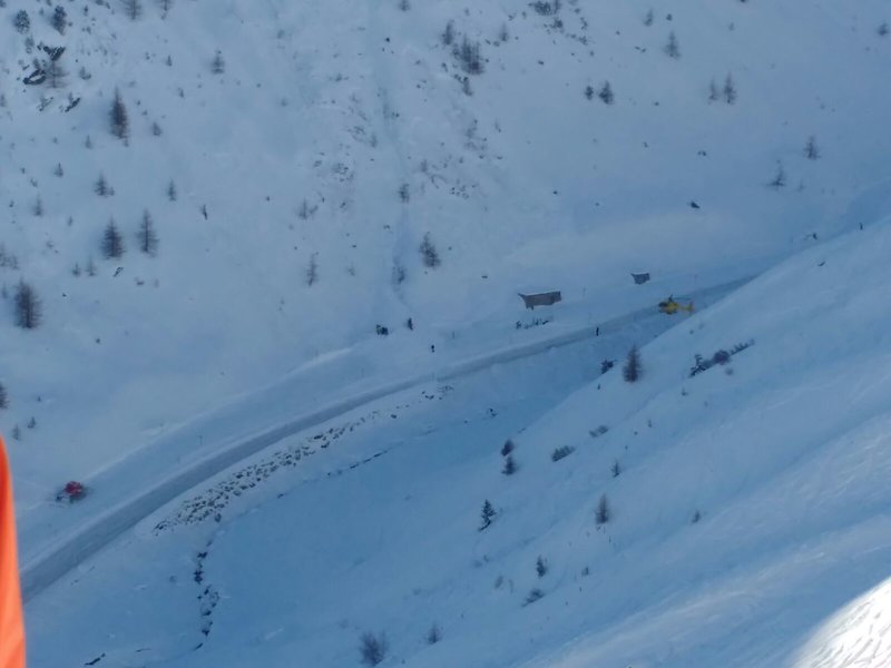 Die Lawine im Rettenbachtal. Der Hubschrauber wurde auch gerufen. Ob jemand während dem Freeriden oder auf der Piste verschüttet wurde konnte ich nicht erkennen
