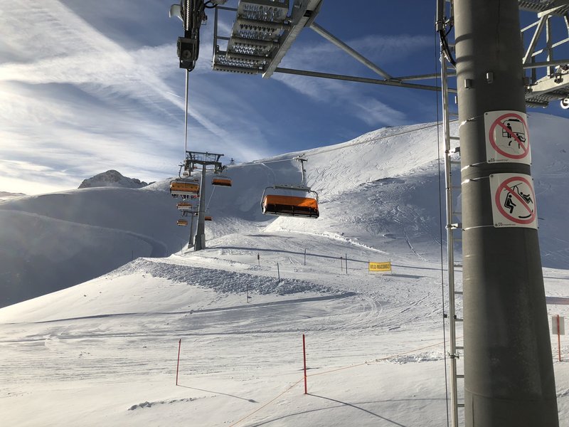 Stillstand zu Sylvester, aktuell sitze ich in der Wetterwandeckbahn. Die steht seit ca. 20 Minuten wegen eines technischen Defekts. Ich habe BZB Mitarbeiter hektisch mit einem Moterschlitten hoch fahren sehen, aber mehr weiß man noch nicht. Bin gerade aus der Talatation raus- der Antrieb ist aus, was genau los ist kann ich nicht sagen.