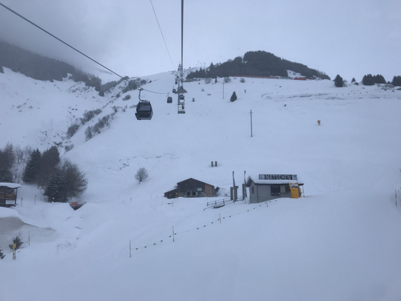 Scho no super, dass die do extra es alts Sesseli vor üsem Gondeli aneghenkt hend!