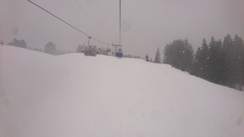 Im unteren Bereich gings. Dank Hauben am Horneggli wars auch ertragbar. Etwas später an der Oeschseite wars etwas schlottriger.<br />Innert etwa 2 Stunden hats ca 10 cm Schnee hingelegt. Das hatte auch kein Wetterbericht gesehen.