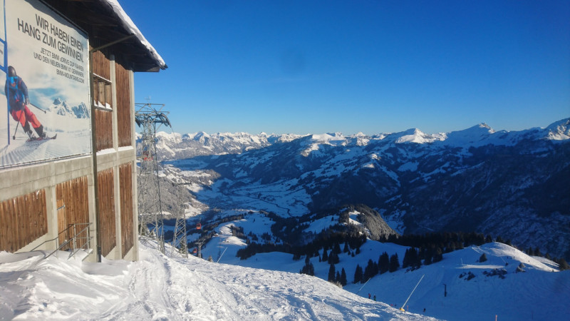 Halbtraumtag deshalb, weil die Pisten gut waren, das Wetter erst auch noch. Aber es hatte so viele Leute wie schon seit Ewigkeiten nicht mehr. Als erstes der normale überblick über das Obersimmental