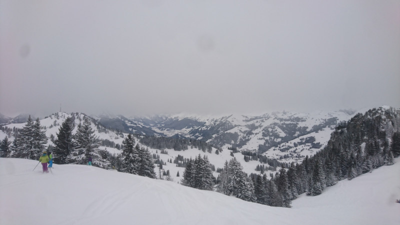 Es zieht langsam zu. Blick vom Saanerslochgrat Richtung Chablais