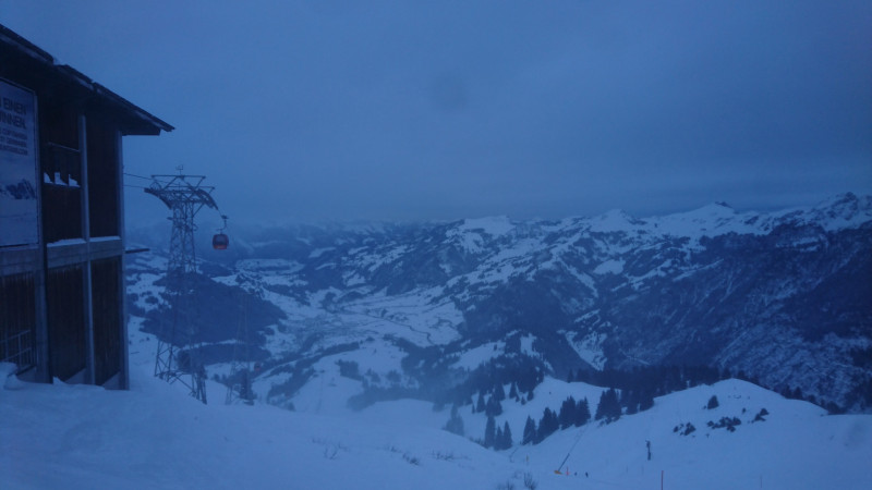 Kurz nach 16 Uhr hab ichs gesehen. Es zieht so extrem, dass die Bahn schon mehrere Male abgestellt hat.