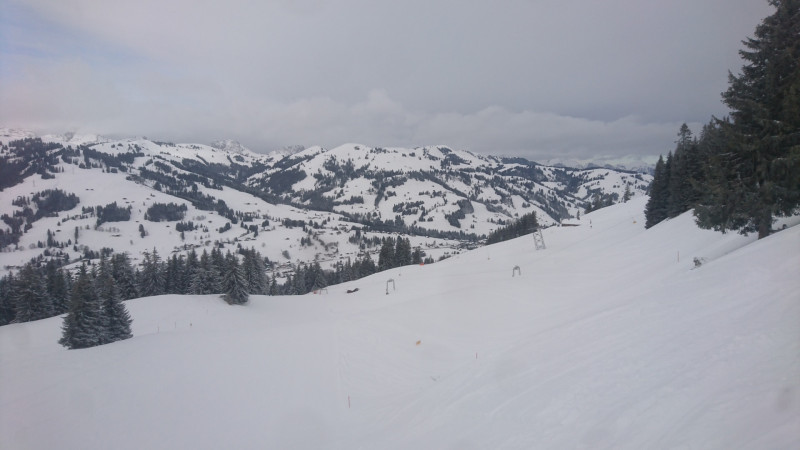 Schon am frühen Nachmittag hats zu- und der Wind angezogen. Blick über das Läger. Der Schlepper steht jetzt seit 6 Wintern still. Warum man den noch nicht abgerissen hat, wissen wohl nur die Verantwortlichen