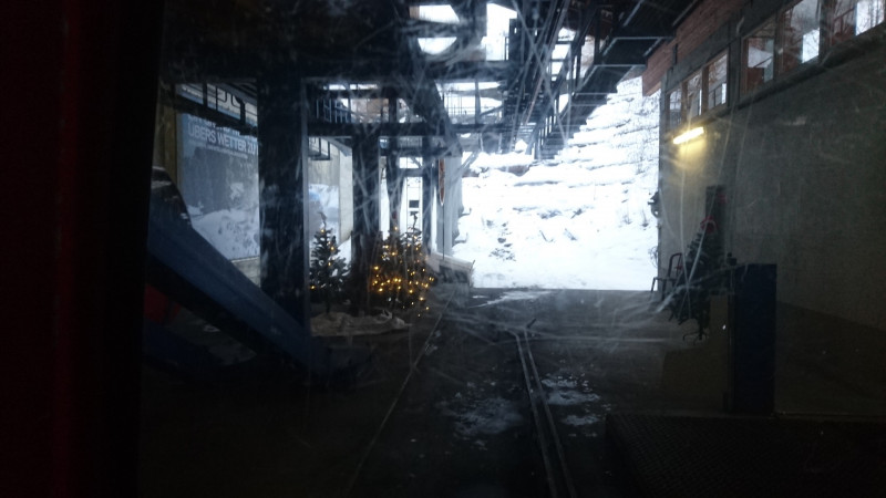 Letze Fahrt 16:27. Dann ist man ca 16:50 oben und hat dann 13 Minuten Zeit von ganz oben runterzufahren  und dann auf den Zug zu rennen. Hat locker gereicht