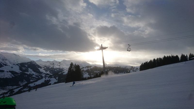 Schon am Morgen bedrohliche Lichtspiele am Parwengesattel. Oben blies ein recht kräftiger Wind.