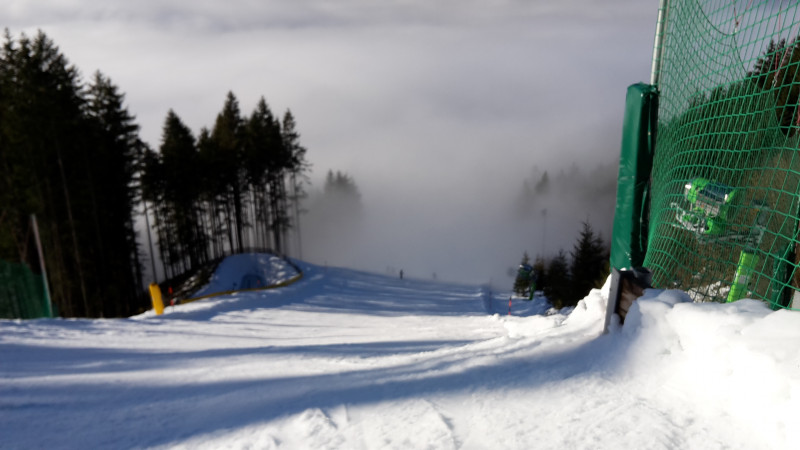 Zweiter Steilhang nach der zweiten Rampe. Hier lag die Nebelobergrenze. Darunter wurds dann Blindflug in knietiefen Sulzbuckeln. Ich denke, der untere Teil wurde nicht präpariert, da zu weich - sonst wärs oben auch verbuckelter gewesen.