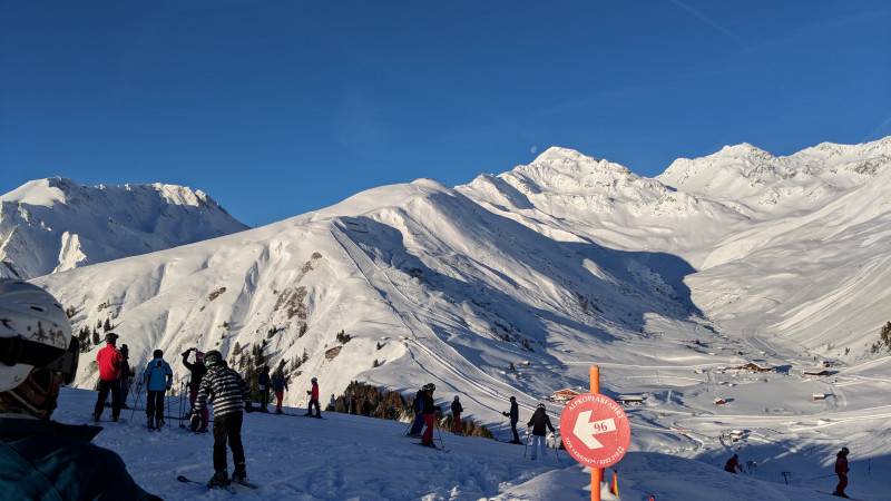Links im Bild sieht man, dass auch in Serfaus teilweise bis aufs Gras runter alles abgegangen ist