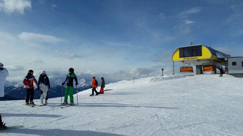 Hier die Bergstation der Zirbenbahn; wir wollten jetzt die Panoramaabfahrt am Grat entlang bis ins Tal in Angriff nehmen. Die Piste war in Teilen etwas härter-eisiger als die anderen zuvor, aber trotzdem gut.