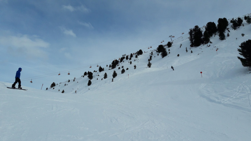 Panoramaabfahrt mit Zirbenbahn im Hintergrund